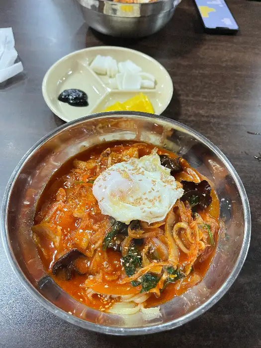 계란 후라이를 얹은 짬뽕