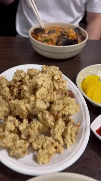 푸짐하게 담긴 탕수육과 짬뽕