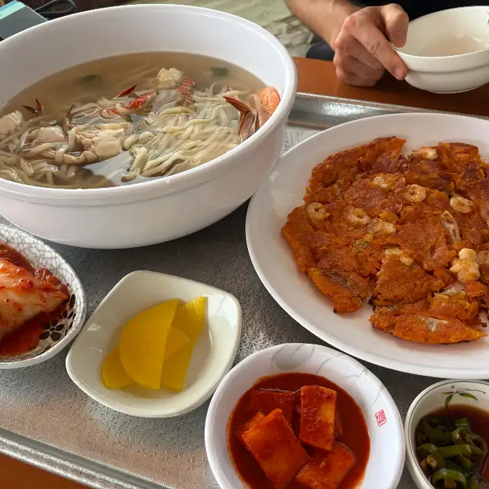 해물칼국수와 김치전, 그리고 반찬