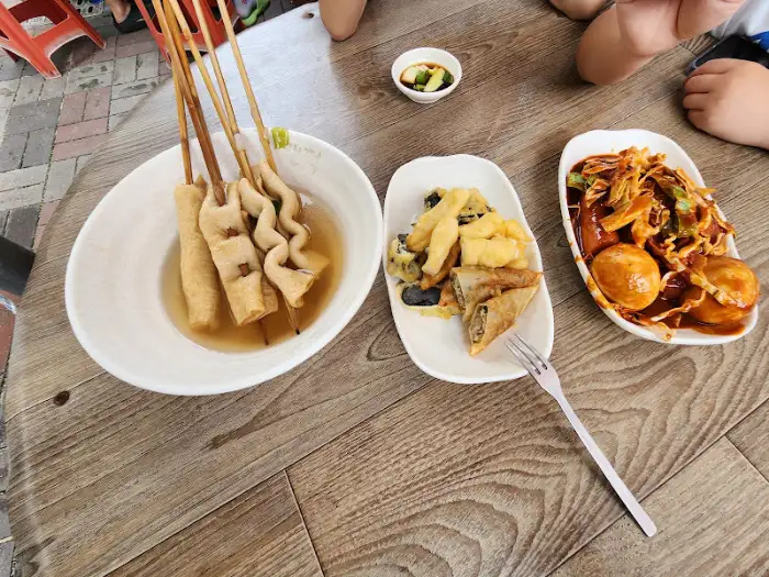 영주랜떡의 떡볶이, 튀김, 오뎅이 담긴 접시들