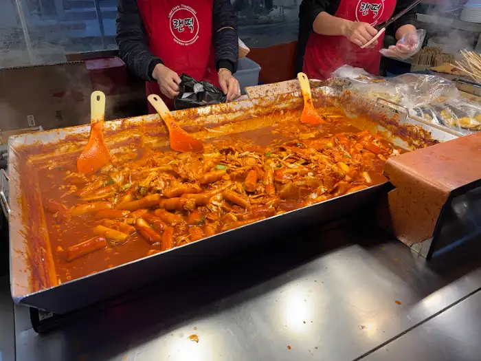 넓은 팬에 끓고 있는 영주랜떡 떡볶이