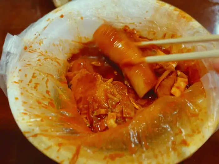 젓가락으로 집어 올린 영주랜떡 쌀떡볶이