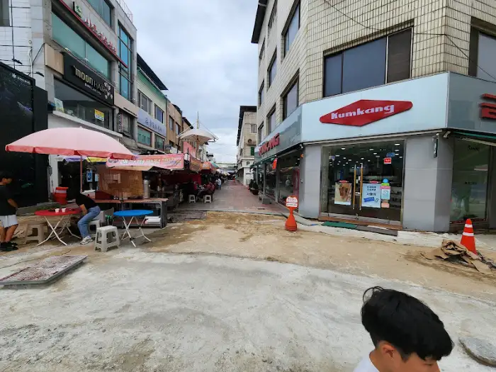 영주 시내 포장마차 거리를 비추는 모습