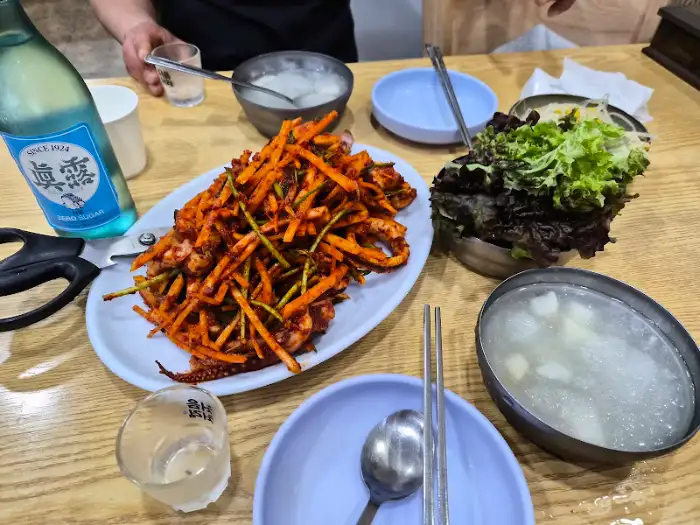 여로집 식탁 풍경, 오징어볶음, 쌈 채소, 소주