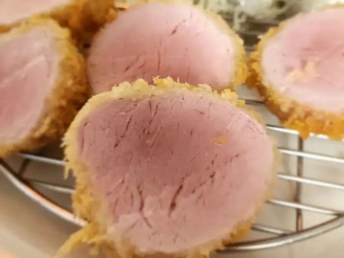 욘카츠의 두툼하고 촉촉한 돈카츠 단면