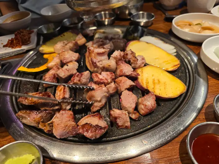 지글지글 맛있게 구워지는 육몽 용산직영점의 삼겹살