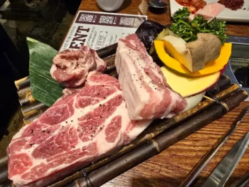 용산 맛집 육몽 용산직영점 | Yongsan Korean BBQ Yookmong Yongsan | 龍山 美食 龍山 韓国焼肉 | 龍山グルメ店 サムギョプサル ユクモン, 맛있는 고기 경험 육몽 용산직영점의 신선한 육류와 곁들임 채소