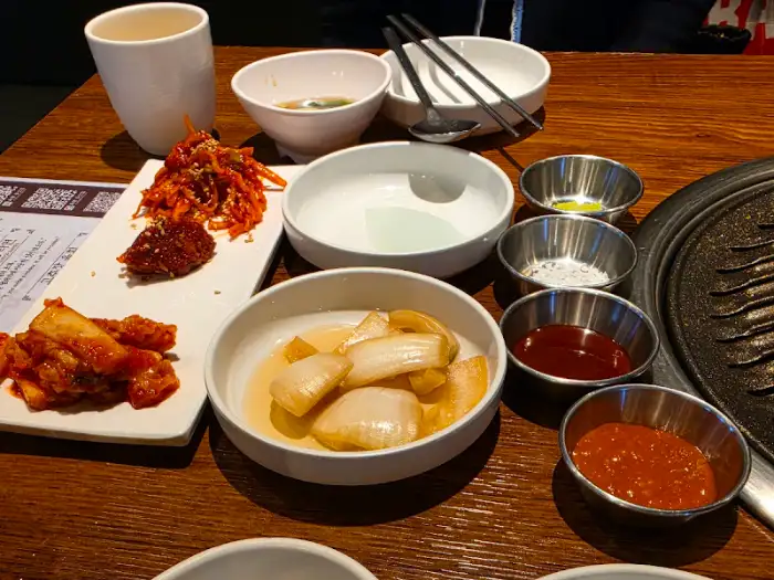 밑반찬과 소스가 담긴 작은 종지들
