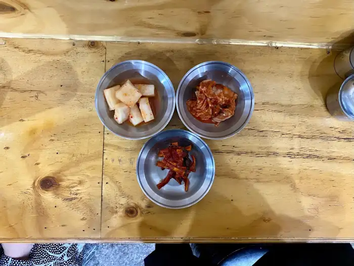 곰탕과 함께 제공되는 김치와 깍두기