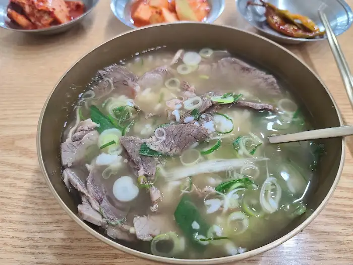 옛곰탕집 양지곰탕의 푸짐한 고명