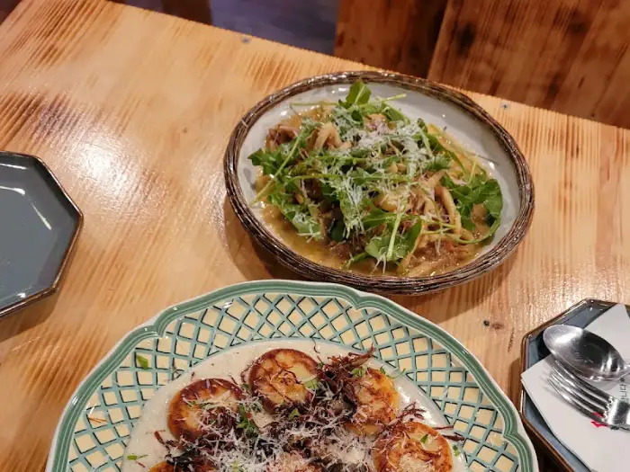 줌인면사무소 생면 파스타와 뇨끼가 함께 놓인 테이블 모습